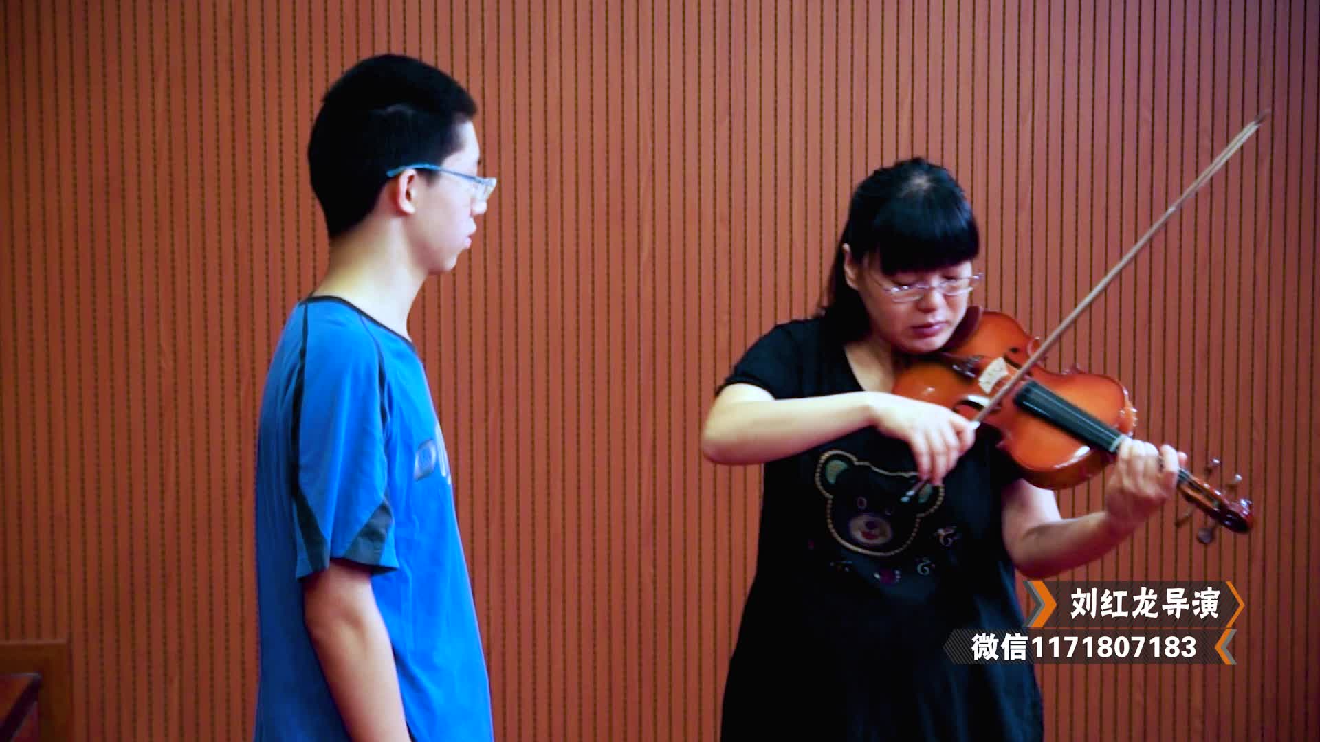 女老师挺着大肚子给学生上课还亲自示范好感动