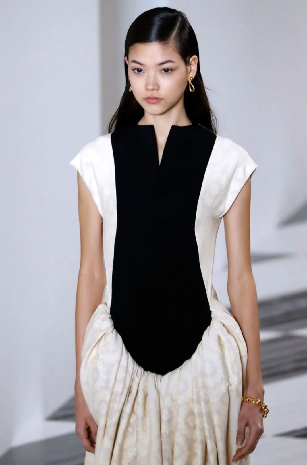 18岁混血模特mika美佳出道半年横扫时装周杂志也崭露头角