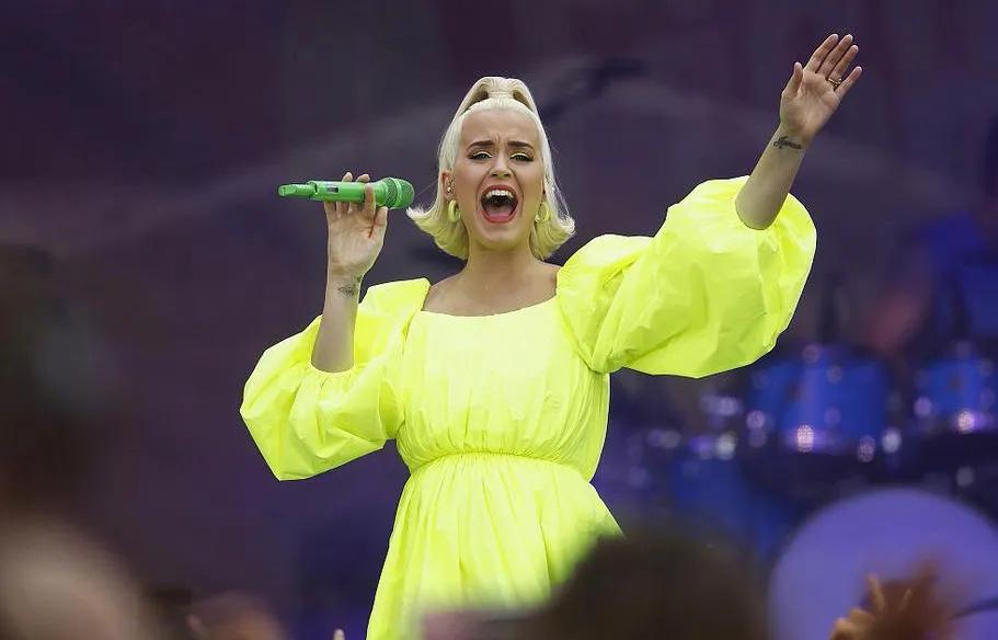 最强孕妈水果姐登台演出荧光裙配菠萝头网友终开花结果