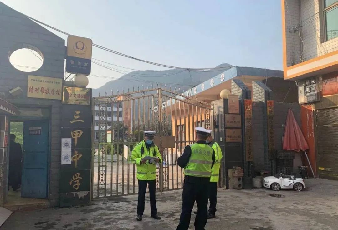 织金交警设立护学岗确保学校周边交通安全