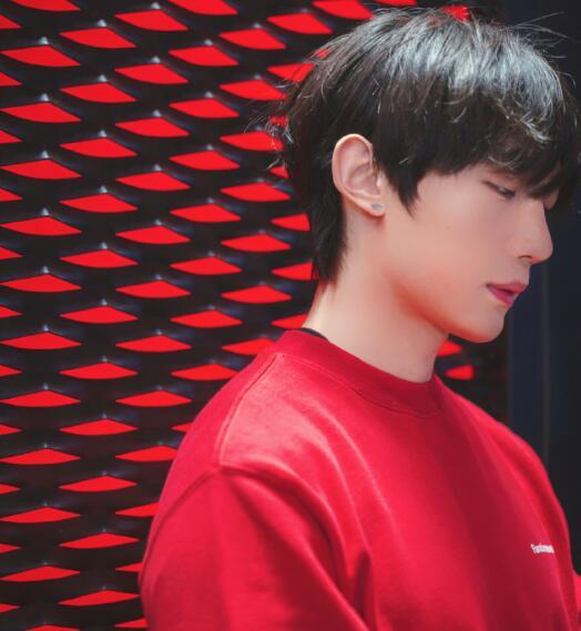 胡梦周是什么宝藏男孩曾创作超十亿播放量神曲如今成最大黑马