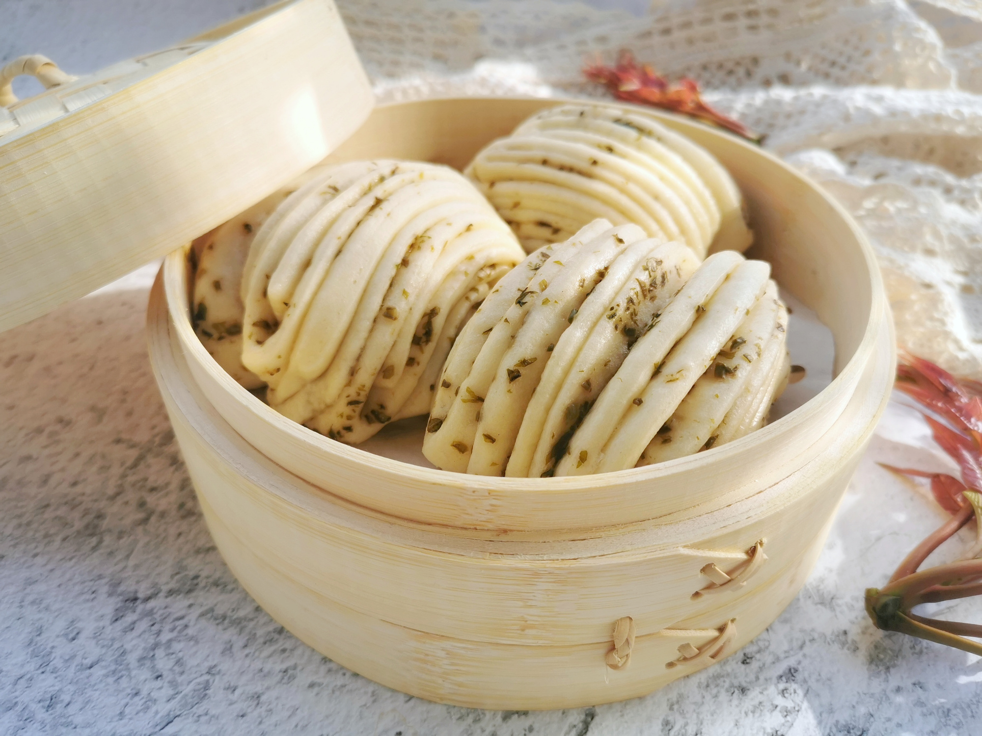 原创香椿用来蒸花卷比葱油花卷还要香6两面做8个出锅根本不够吃