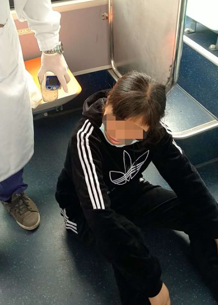 突发伦教一女子公交上突然晕倒脸色惨白