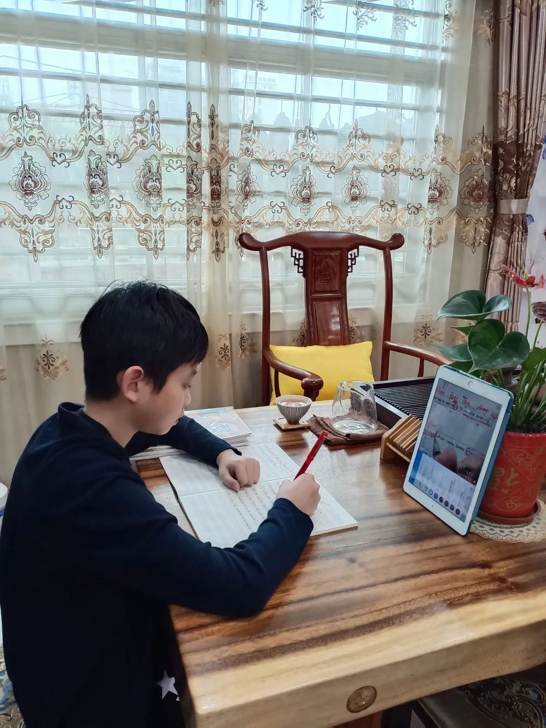 对于线上学习大家都热情满满在课堂上积极参与大胆发言课后自觉