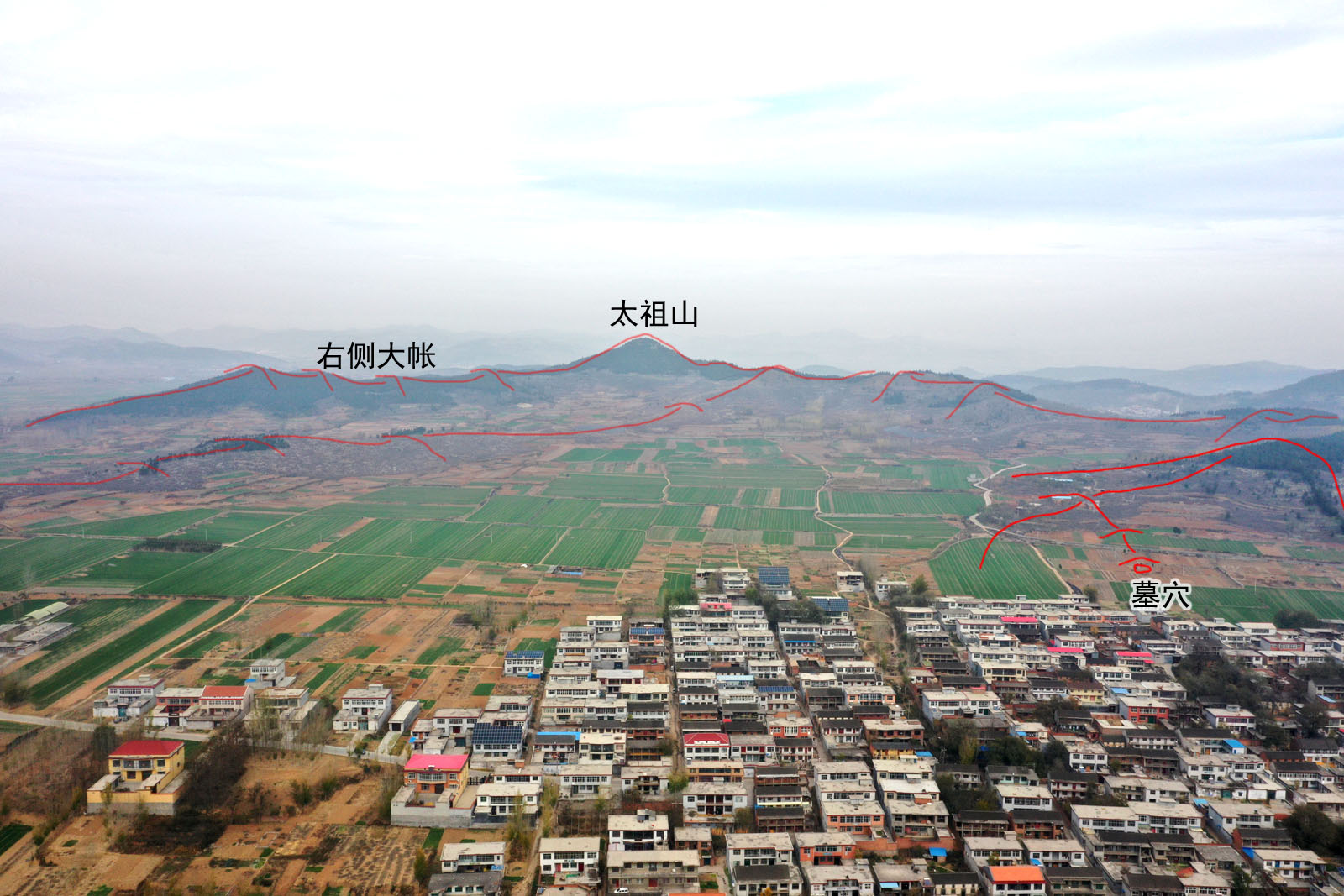 渔翁撒网左侧大帐太祖山向南分脉,一路奔腾,再起木星为少祖山,高大