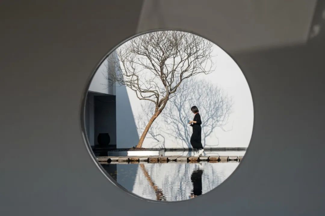 通过极简的线条,勾勒出灵动的空间,将自然的元素转化融合于室内空间之