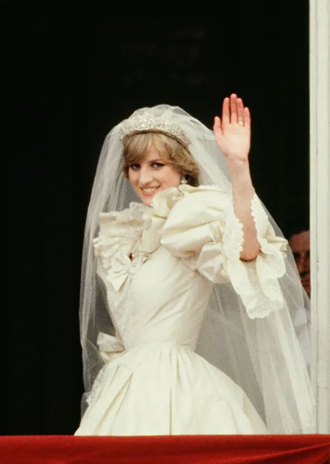 戴安娜偏心哈里立遗嘱送传世婚纱给小儿子作30岁生日礼物