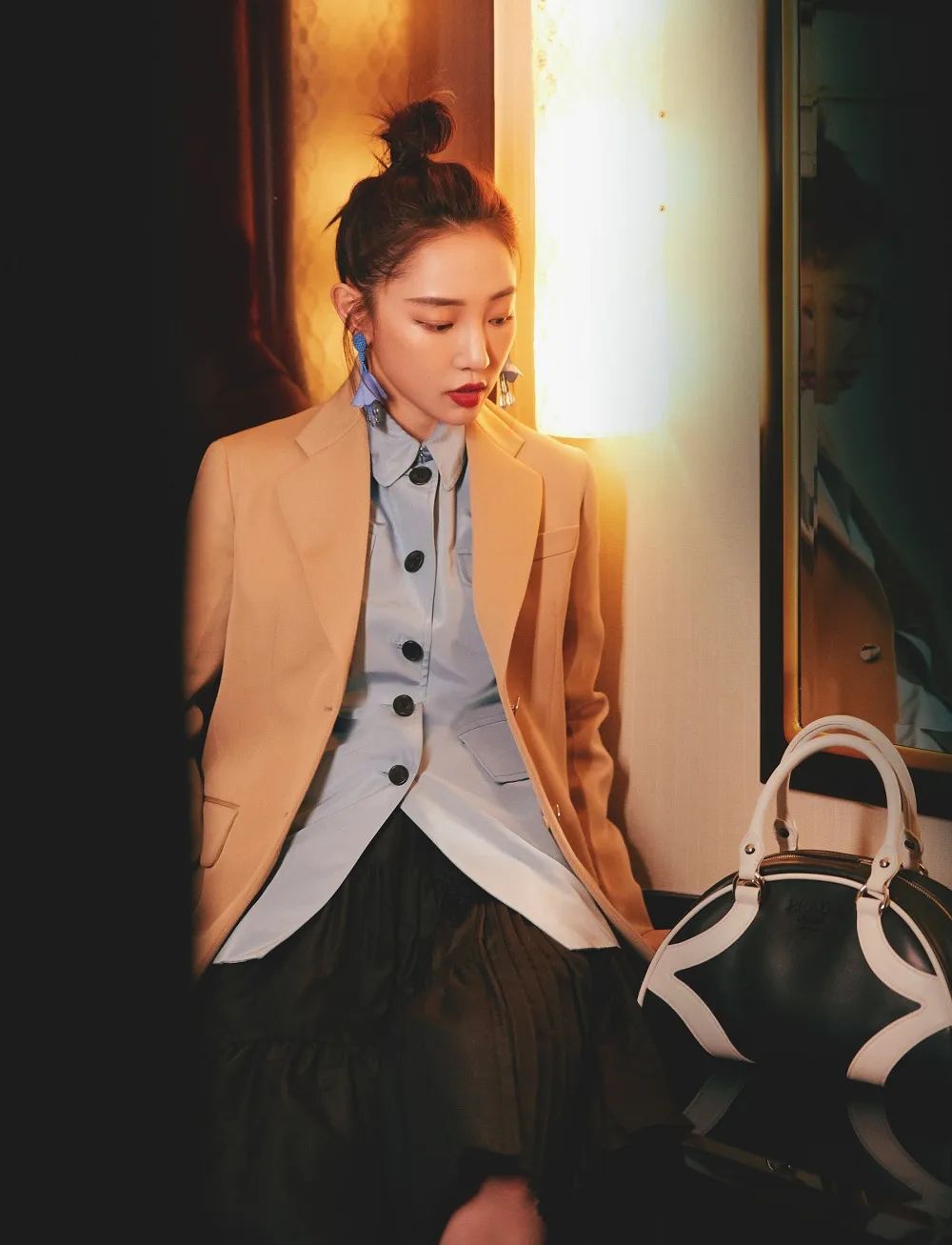 搭配浅色西装受够了白衬衫,那试试丹宁色的衬衫,大扣子也更能直接打破