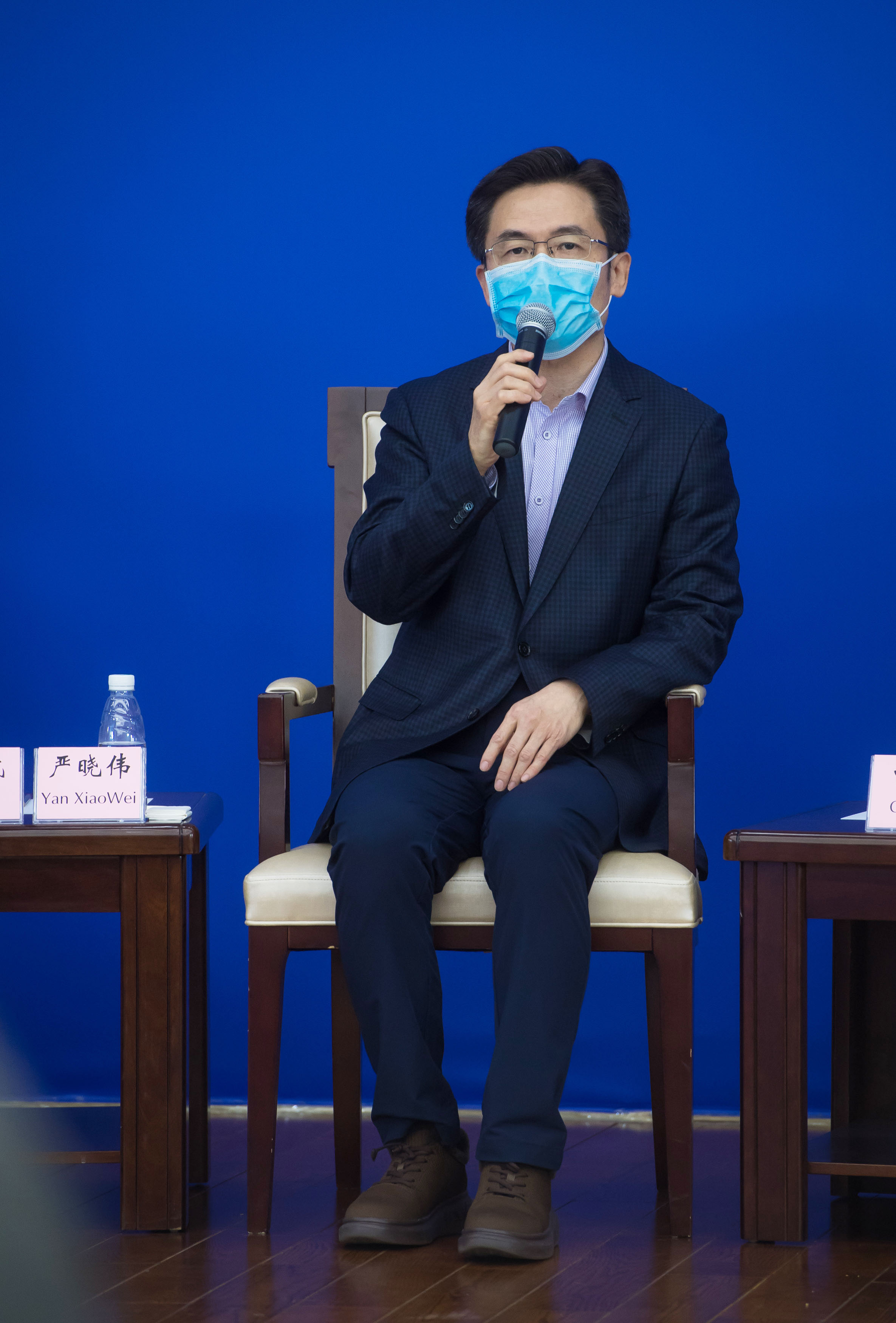 国新办举行援助湖北医疗队专家介绍新冠肺炎重症科学救治记者见面会