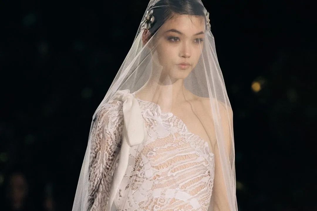 18岁混血模特mika美佳出道半年横扫时装周 杂志也崭露头角