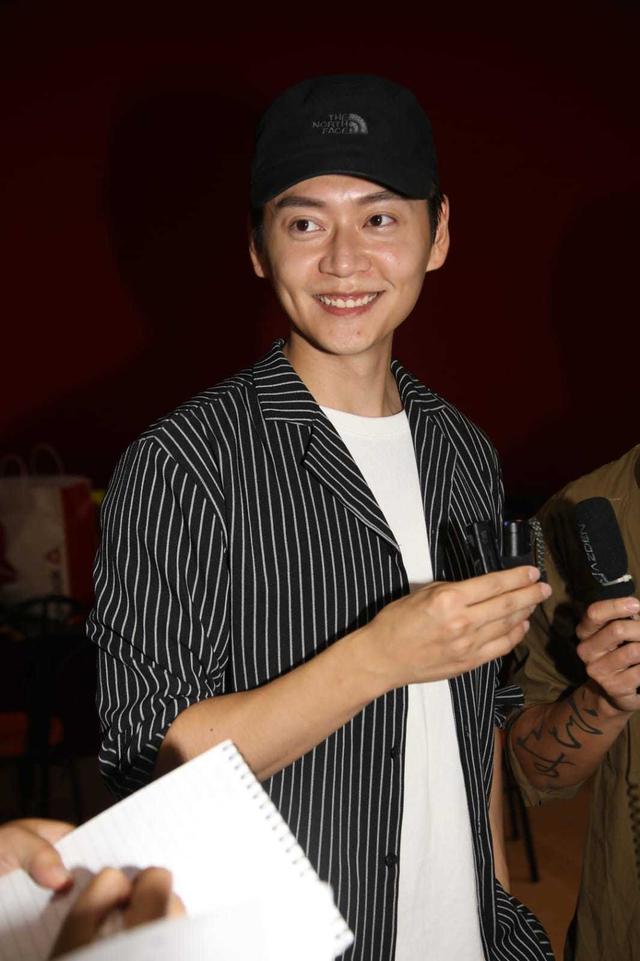 张振朗未出名时,就与女友杨偲泳谈起恋爱了,所以女友也算是陪着他走过