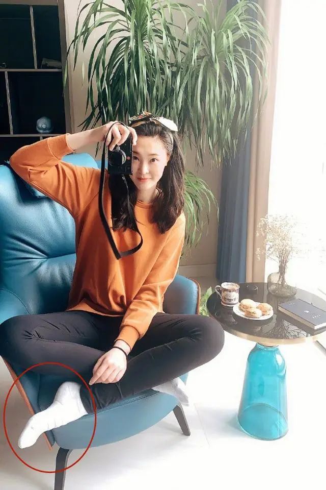 惠若琪宅在家中晒自拍却意外暴露45码大脚超级长腿代价太大了