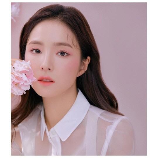 韩国女艺人申世景拍化妆品宣传照秀清纯动人美貌