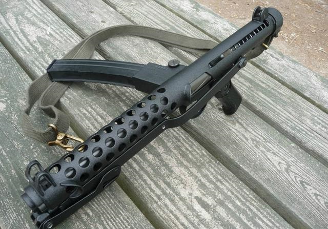 斯特林冲锋枪,其诞生于二战末期,这款枪械曾经以结实可靠,火力强大被