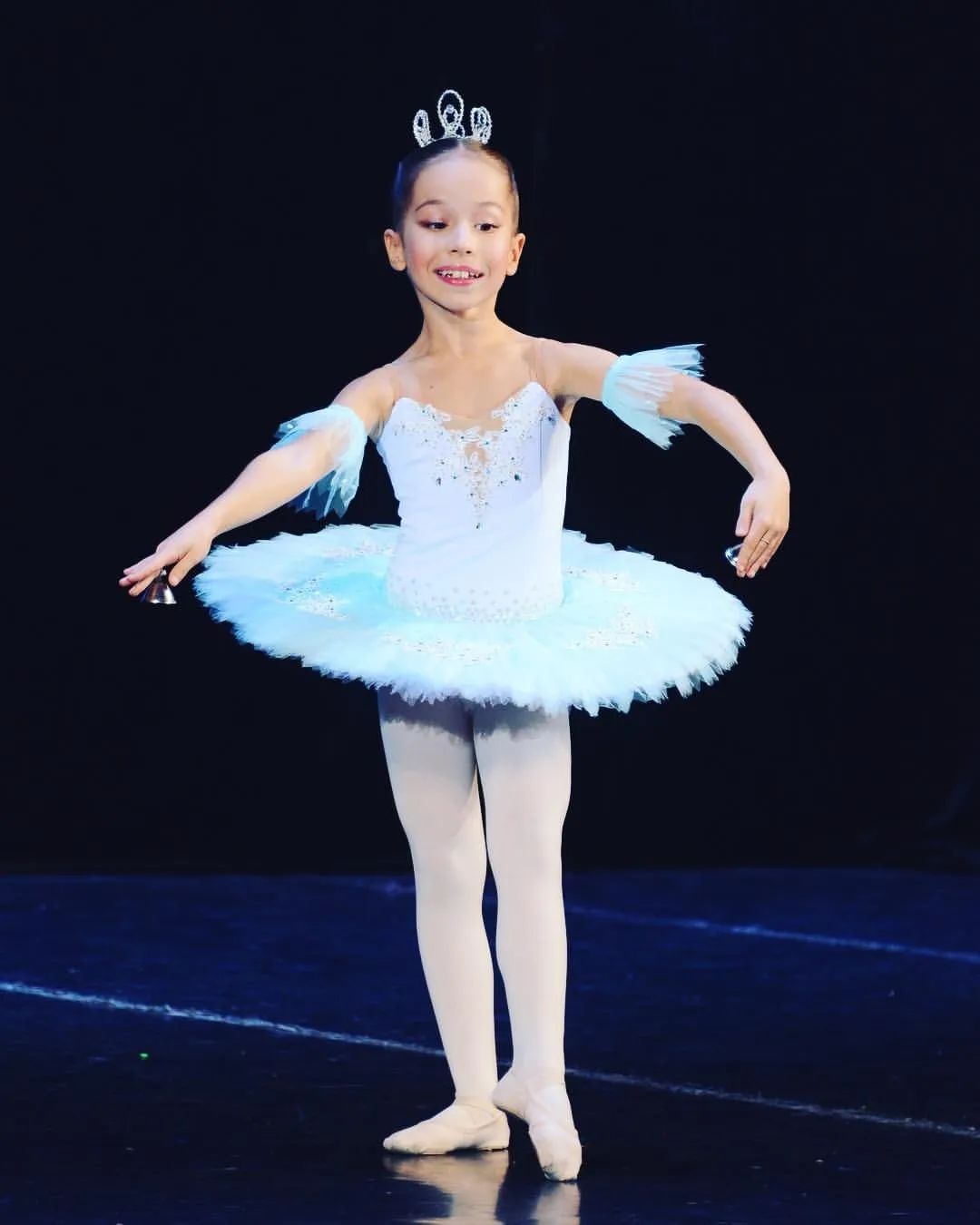 劈叉看书水边倒立论小小舞蹈家是怎么练成的okbaby宝贝icon