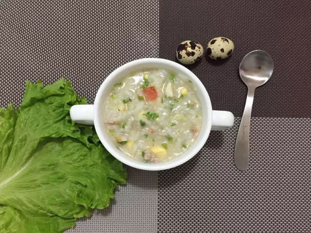鹌鹑蛋瘦肉蔬菜粥清清爽爽一碗粥