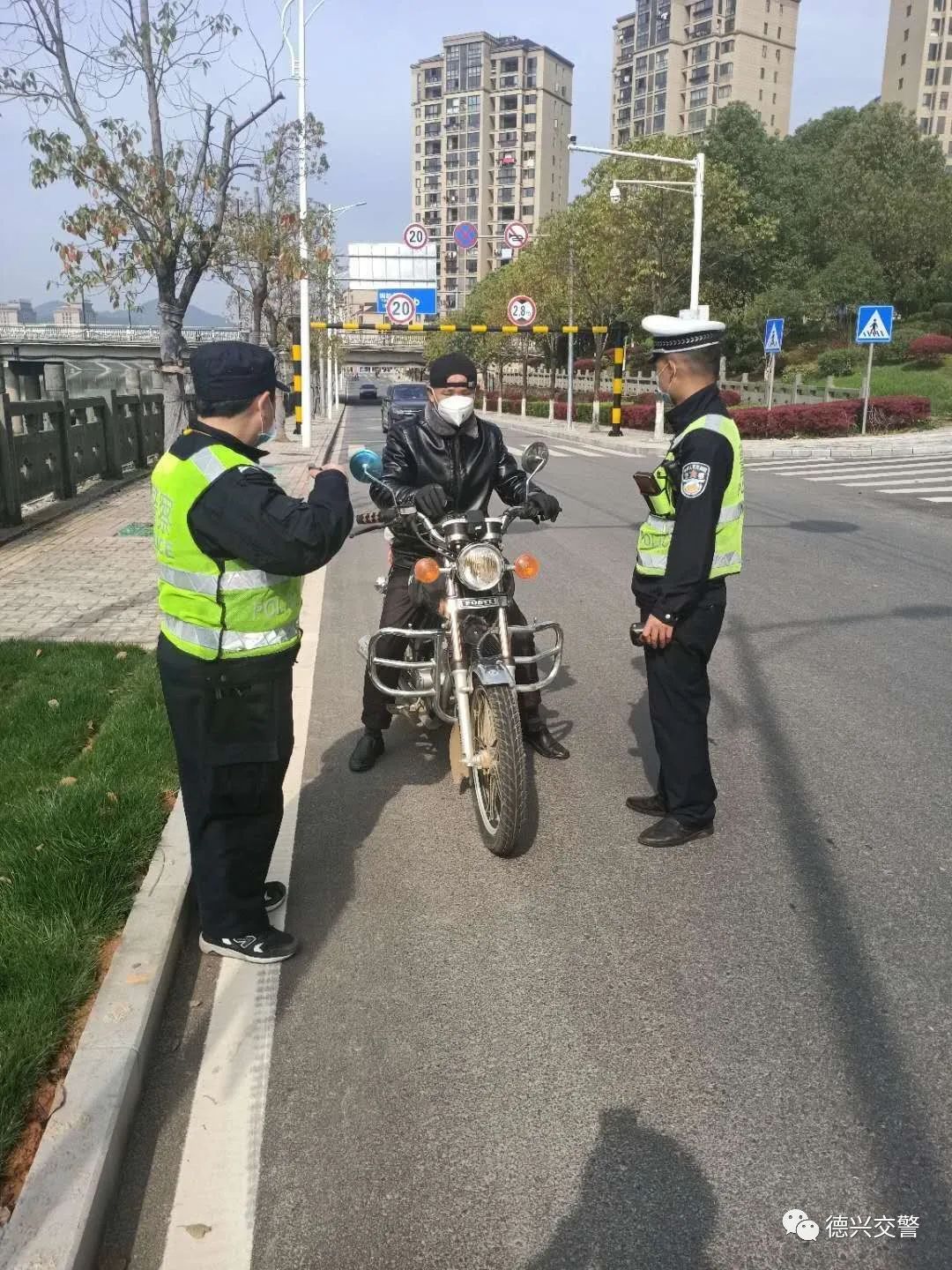 提醒德兴交警严查无牌无证摩托车电动车三轮车老年代步车请相互转告