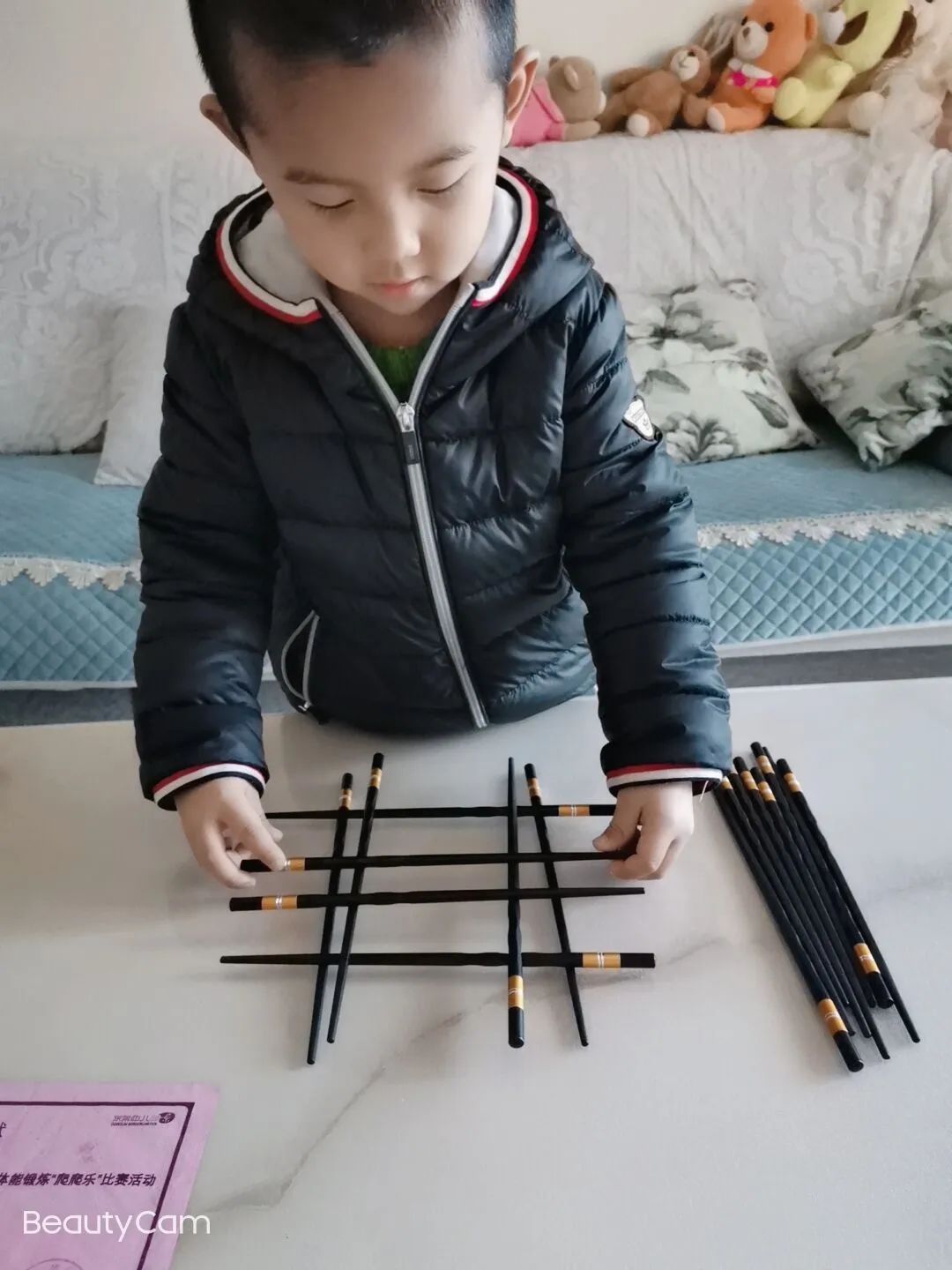 游戏玩法:将两双筷子交叉摆放,交错上升,堆成一座高塔