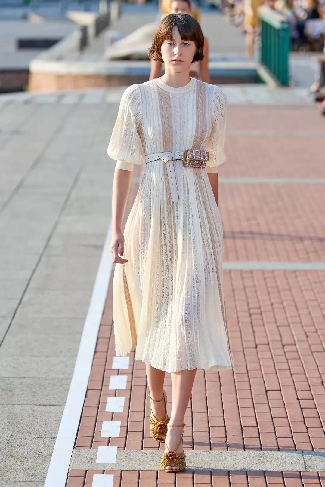 【虹歌时尚】百褶裙那么美,怎么搭配才能显瘦又好看?_风衣