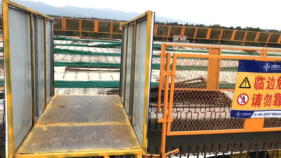 战疫情保生产荔玉路四大防护工具护航桥面施工安全