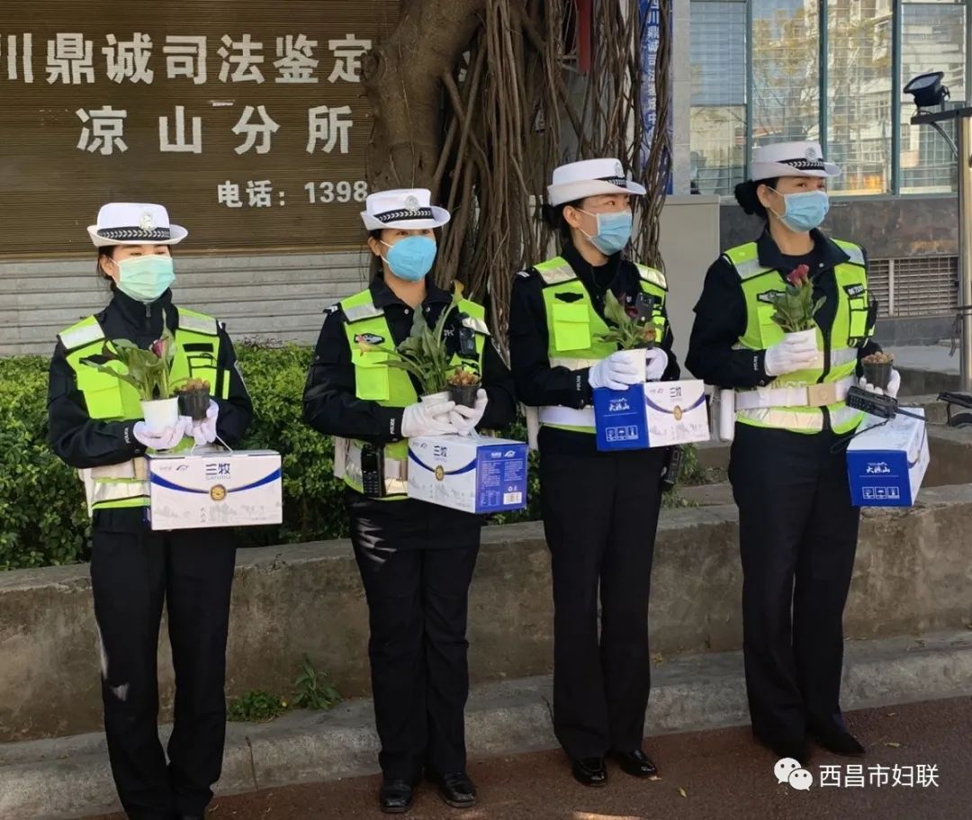 為執勤的女交警送去鮮花牛奶市婦聯為看守所值守女民警送去鮮花牛奶市