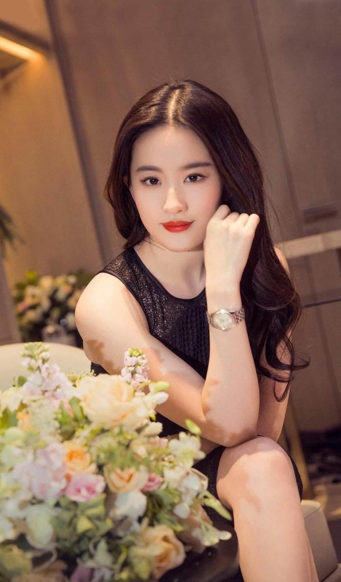 神仙姐姐刘亦菲为花木兰人物修身小仙女霸气回归了