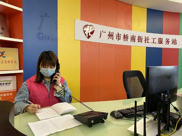 做好线下战"疫"的同时,她利用"广州社工红棉守护热线"累计为60多名