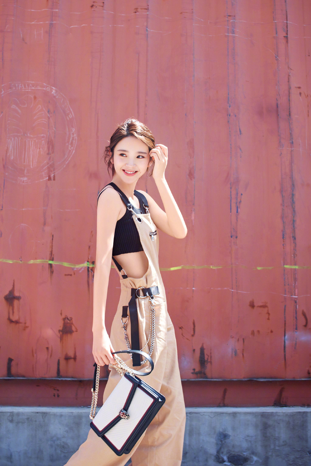 唐艺昕真放得开,穿短款衣配连体裤秀蚂蚁腰,大长腿好"招摇"!