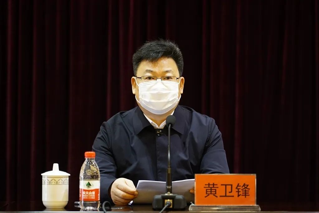 会上,区委组织部常务副部长毛宏同志宣读干部任免决定:朱兵同志任港闸