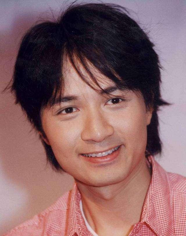 原创古巨基喜提少爷老婆52岁了有钱真好