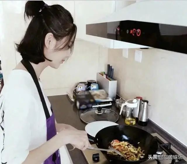 佟丽娅晒健身近照,做平板支撑大秀长腿,宅家期间研究美食欢乐多