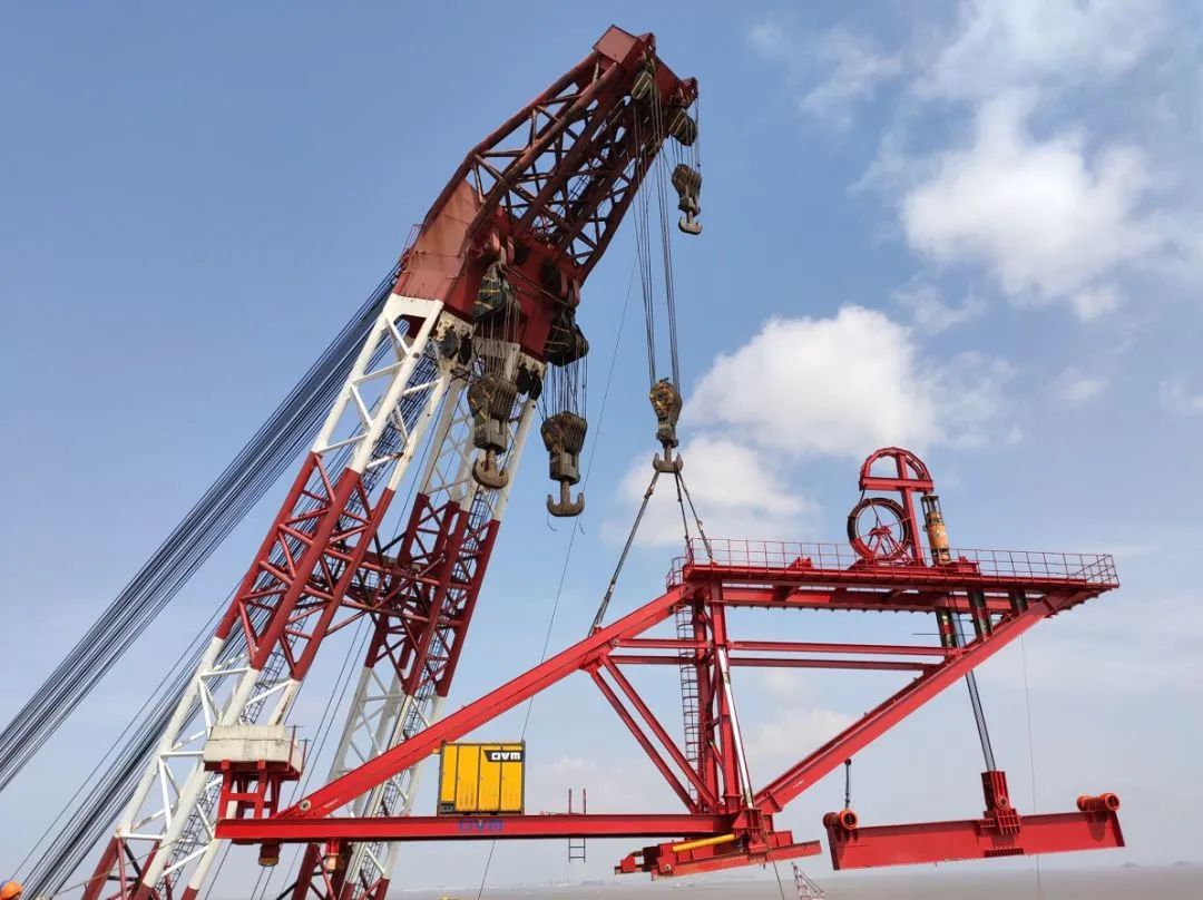 舟岱大桥2标南通航孔桥桥面吊机成功吊装预计7月完成全桥合龙