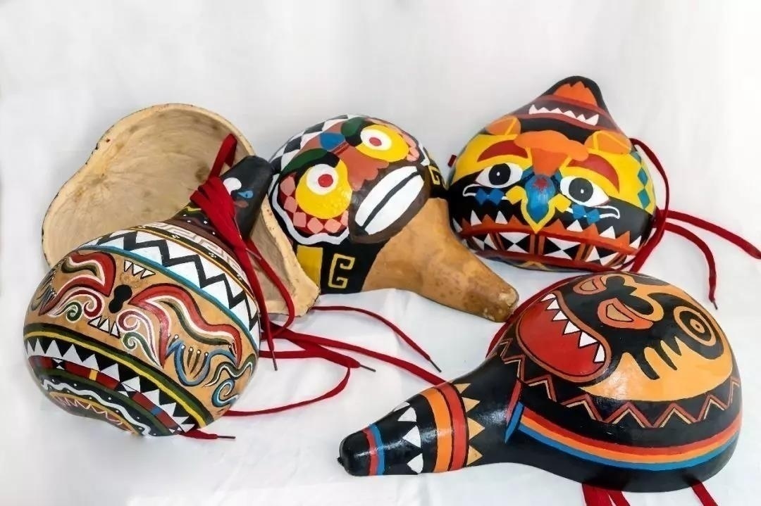 艺术性地把葫芦—这个拉祜族的文化符号,图腾融入拉祜人的头饰