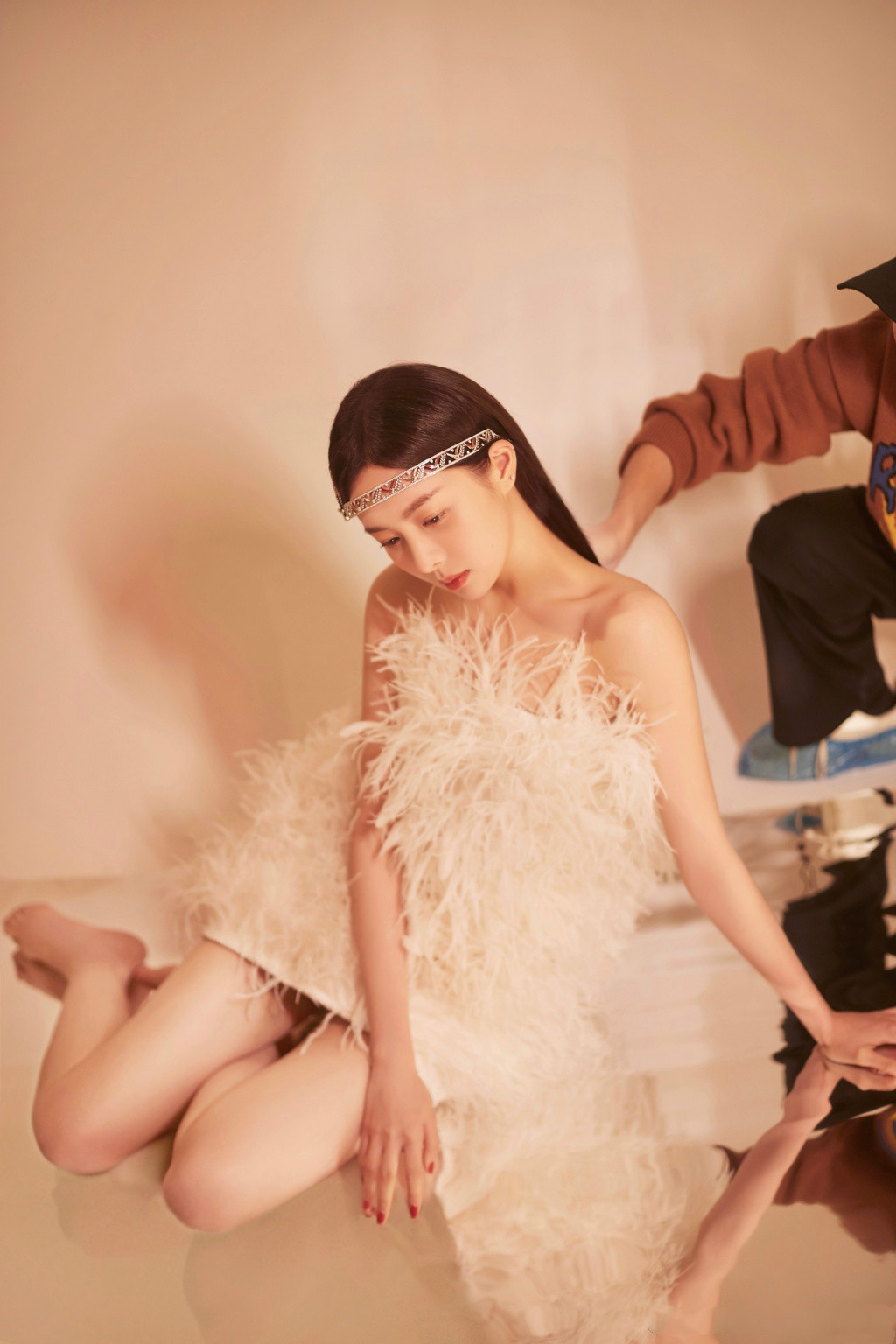 赵尧珂穿抹胸裙撞衫胯宽的张天爱赢了身高曲线感也没输