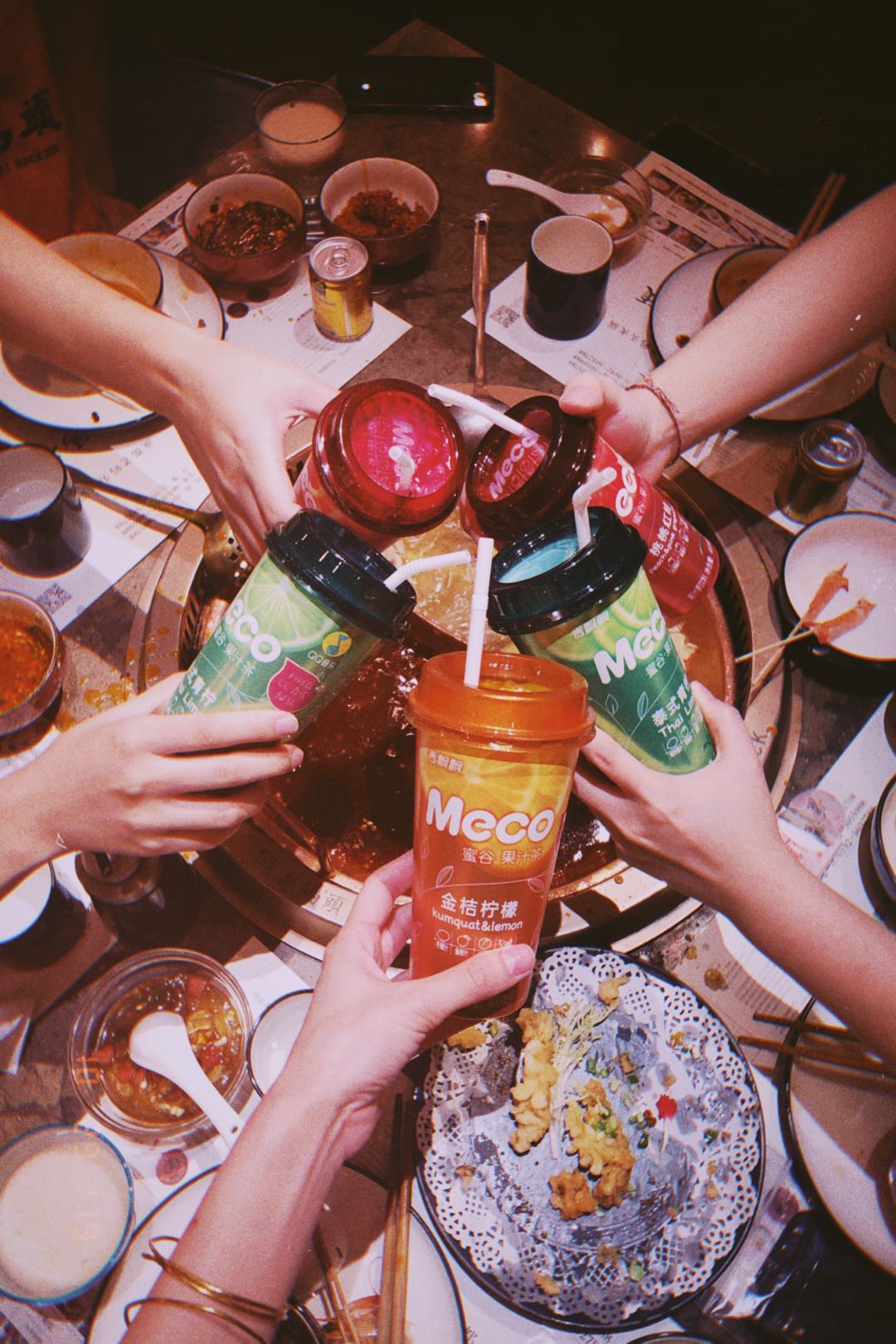随着95后对饮料在好喝,健康,颜值,社交等方面的需求全面升级,火锅搭配