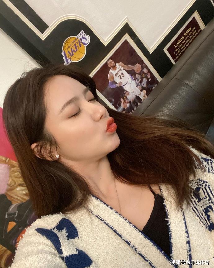 但是从现在看来,她也是一改以前的风格,是从少女蜕变成为知性熟女,这
