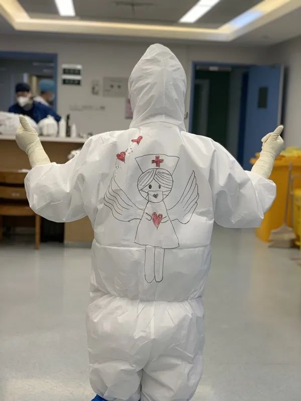 【最美毕业生】周璐:她特意在防护服上画了一个"爱心天使",希望能为