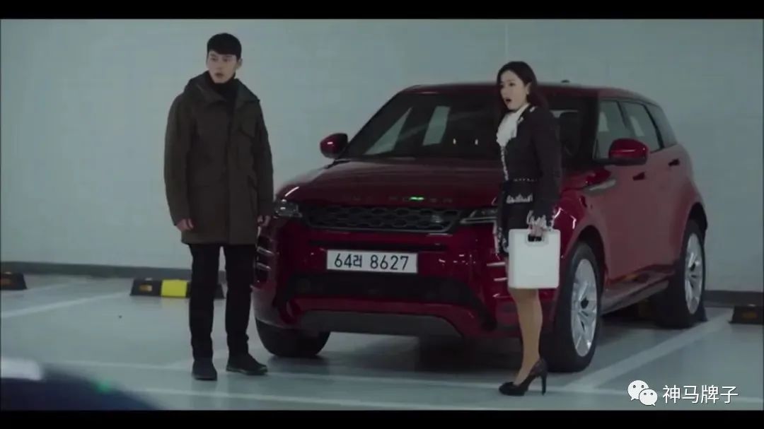 《寄生虫》朴社长除了有一奔驰s500l之外,还有一辆豪华suv——路虎