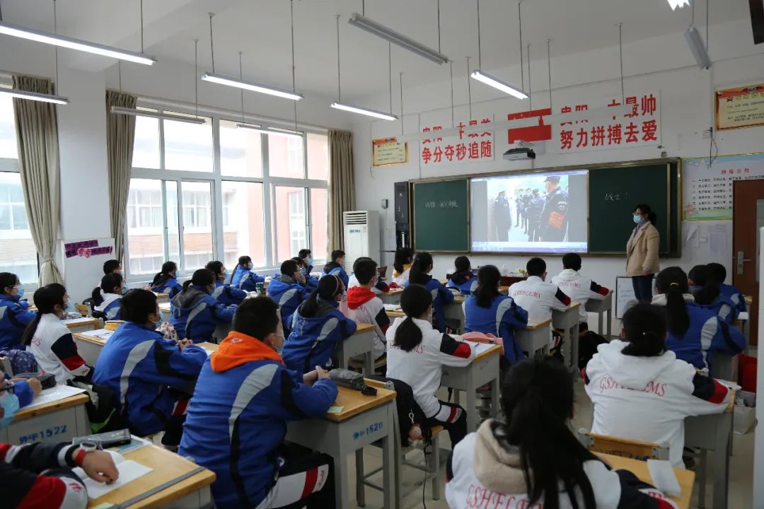 开学第一课,花溪区实验中学吹响了毕业的号角.