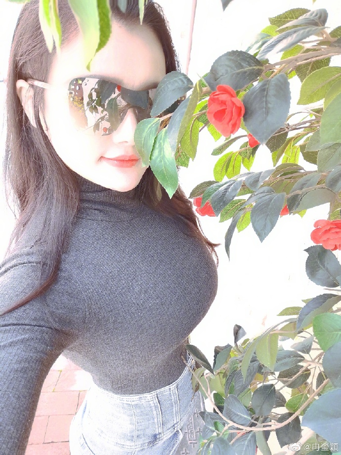 冉莹颖穿紧身衣秀s型曲线 上围傲人蜂腰盈盈一握