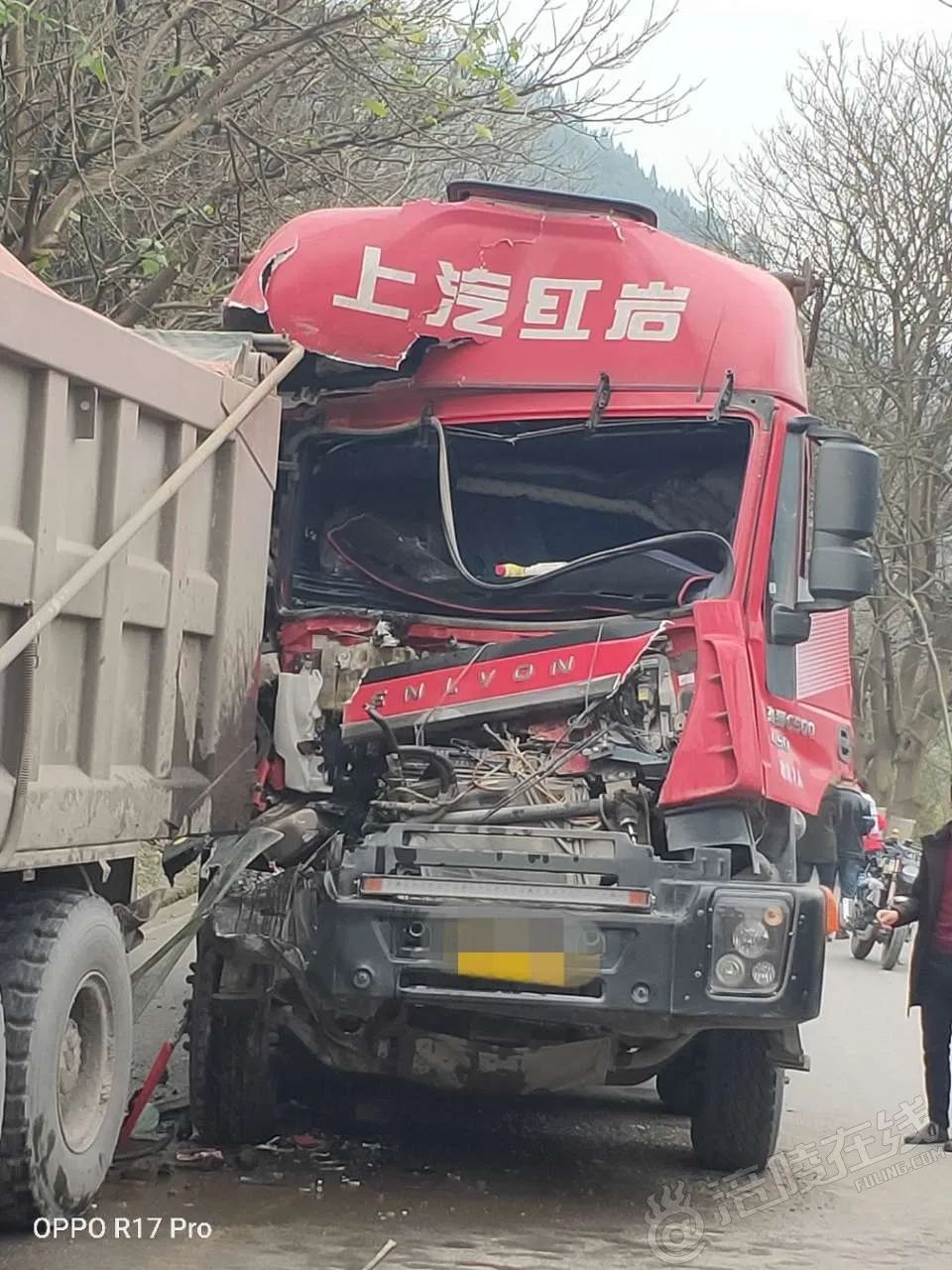 丛林路段两辆大货车相撞!车头直接粉碎变形!