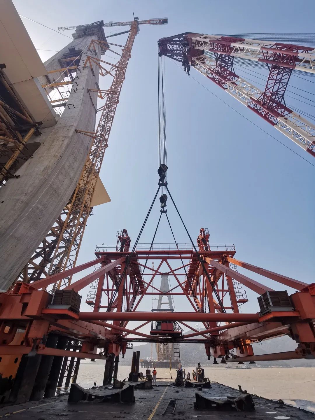 严防疫促复工海事保障舟岱跨海大桥16台桥面吊机圆满完成安装