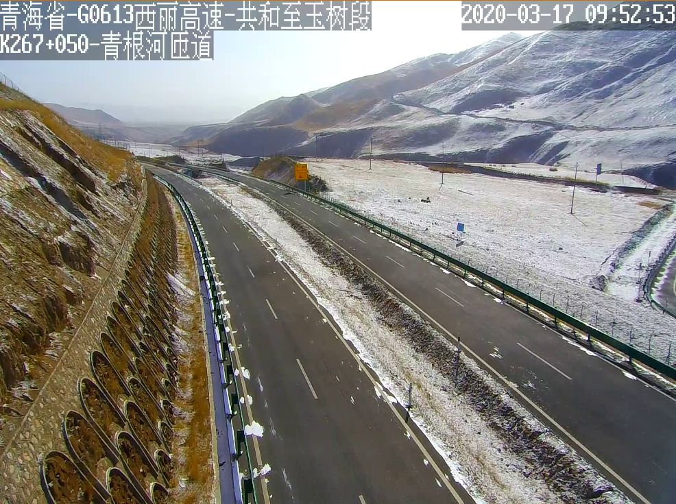g214西澜线,查拉坪路段路面有积雪.
