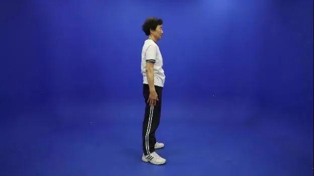 低头,身体跟着手前推的力量向后弓背到最大幅度.