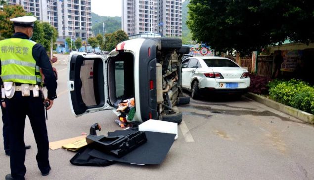 惨噢~一只口罩引发的车祸!柳州一辆越野车撞上小轿车!