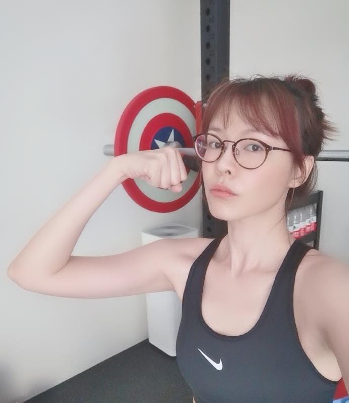 标准辣妈!生产9个月后李艾身材已完全恢复,晒健身照秀美腰