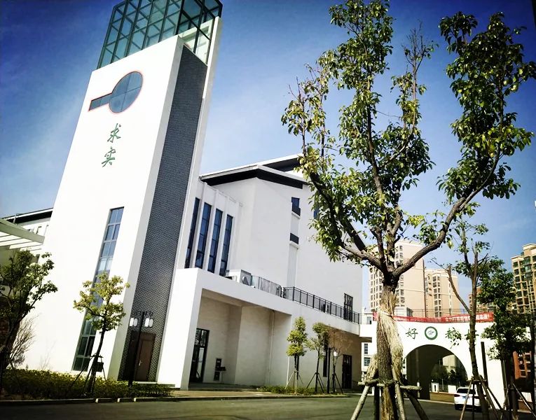 镇江市谏壁中心小学疫情渐消,春的脚步来到校园一丝丝新绿孕育着寒冬