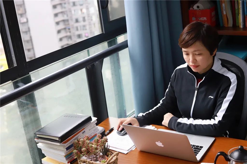 延期开学高校主播老师们太拼了木凳子上录课