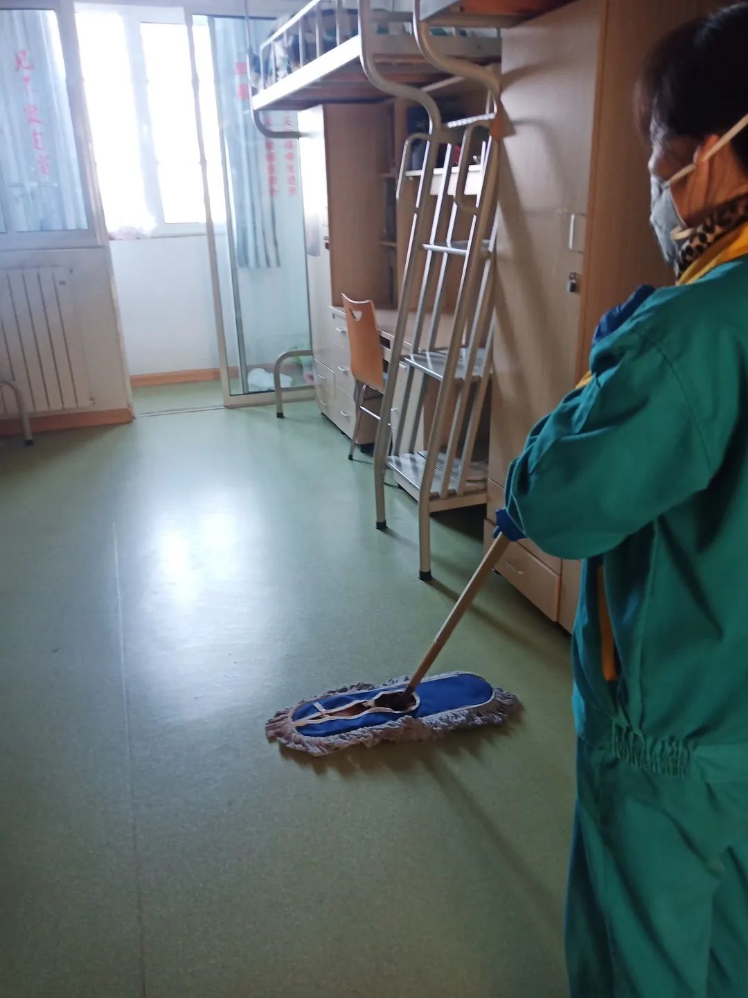 礼贤行动宿舍清扫盼归来青岛九中持续开展宿舍卫生交叉清理和检查工作