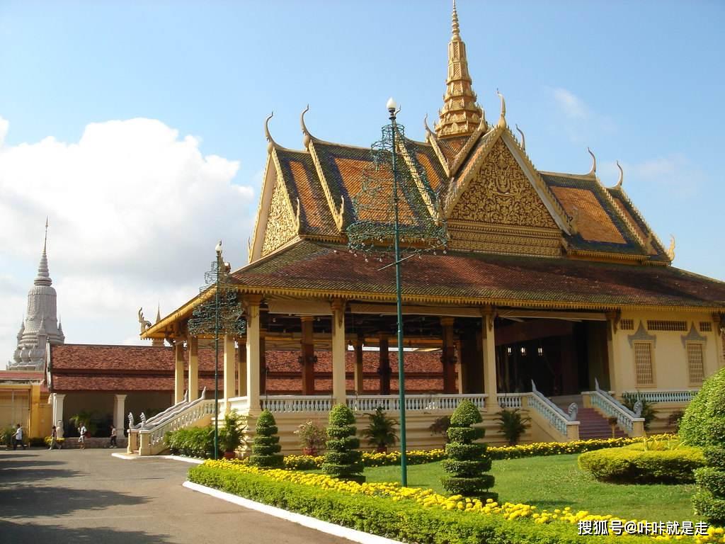 缅甸男人喜欢穿裙子在缅甸,这种裙子叫做"隆基",是一块长方形的布